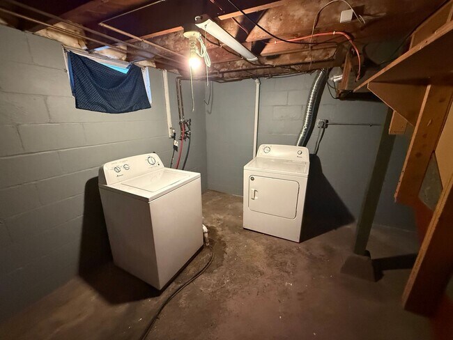 Building Photo - 2 Bed, 1 Bath Single-Family Home Close to Downtown!