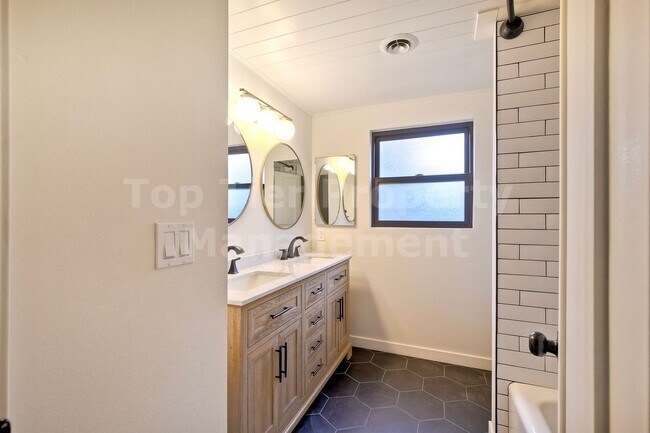 Building Photo - ***Completely Remodeled 3 bed+ Bonus Room,...