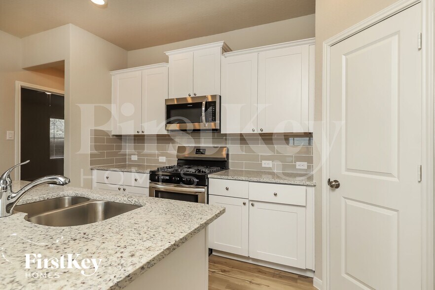 Building Photo - 9984 Sarrebourg St