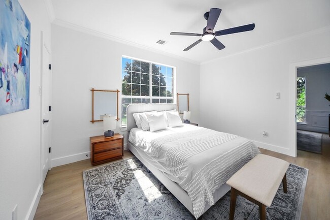Building Photo - 7505 Larchmont Dr