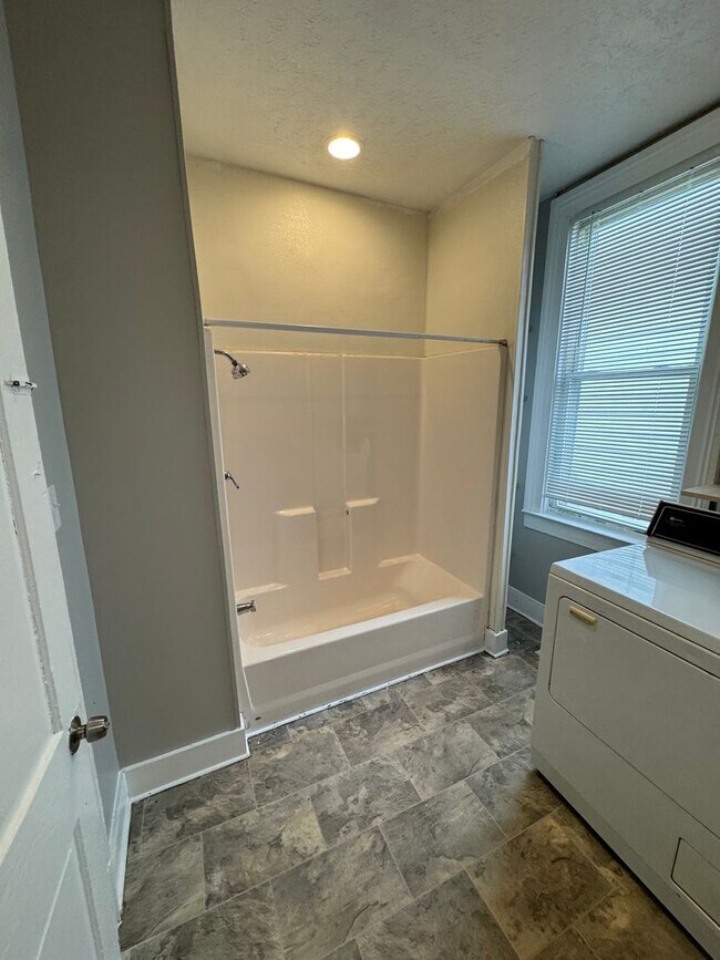 Building Photo - Spacious Four Bedroom House Close to Downt...