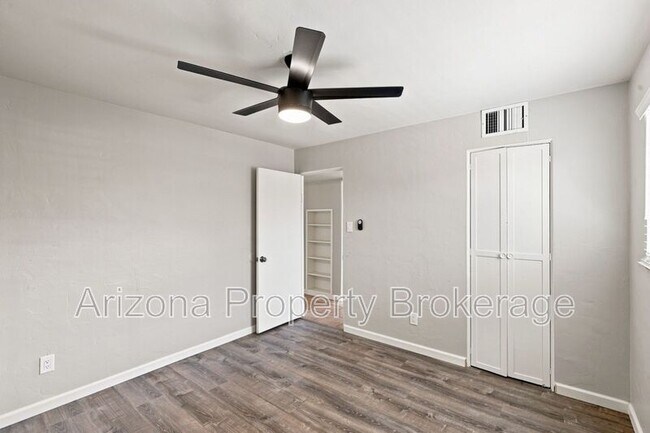 Building Photo - 3302 W Solano Dr S