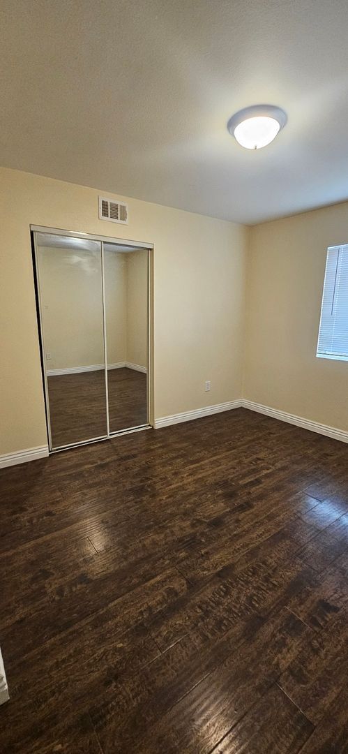 Building Photo - 75(611)