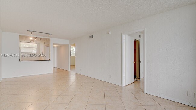 Building Photo - 114 Lake Emerald Dr