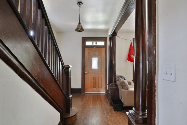 Building Photo - GREAT OSU SOUTH CAMPUS LOCATION - Ridiculously Nice back deck and off-street parking for everyone