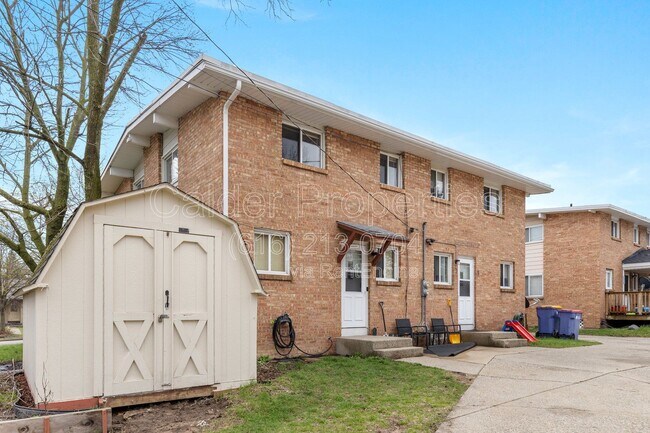 Building Photo - 841 Houseman Ave NE