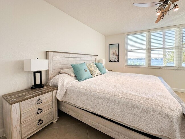 Building Photo - 7920 Sun Island Dr S