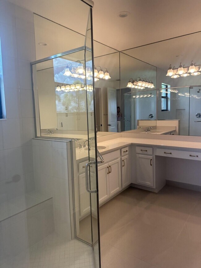 Building Photo - 12292 SW Compass Pt Dr