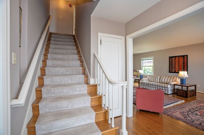 Building Photo - Stunning Home with Breathtaking Views in T...