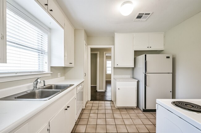 Building Photo - 4924 Palmetto St