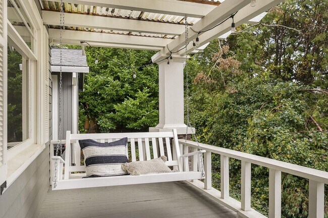 Building Photo - 3 bedroom, 2 bath gorgeous home now available by Mt. Tabor Park in SE Portland!