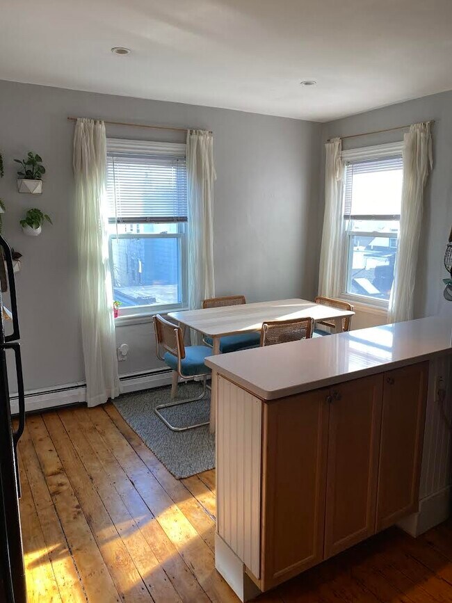 Building Photo - 204 Bunker Hill St