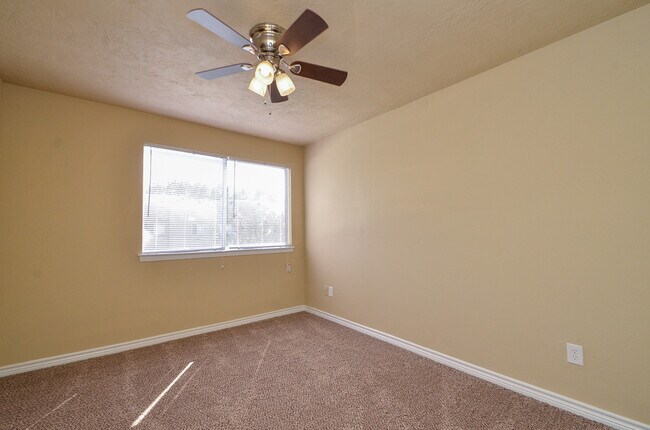 Building Photo - 3 BEDROOM TOWNHOME FOR LEASE IN LANGHAM CREEK