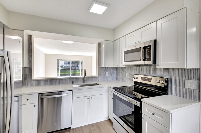 Building Photo - 14360 Strathmore Ln