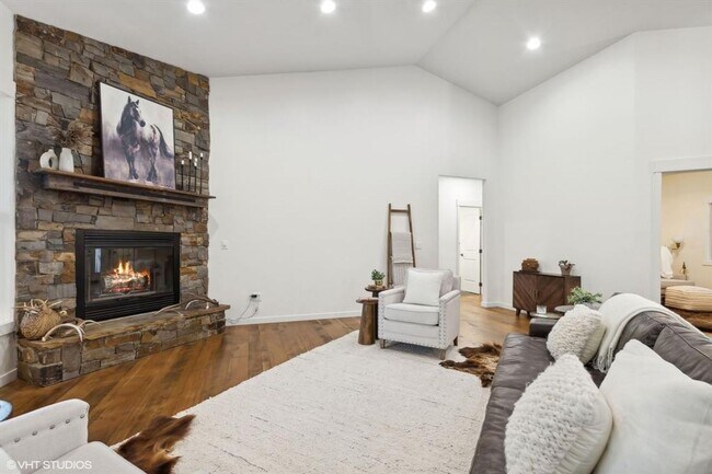Building Photo - Stunning Columbia Falls Home w/horse pasture