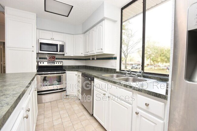 Building Photo - 1127 Oakhill St
