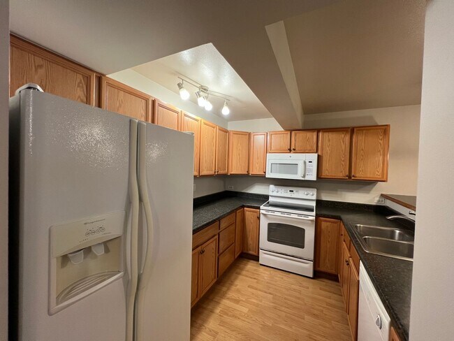 Building Photo - 3-bedroom, 2-bath lower unit in Ferndale--...