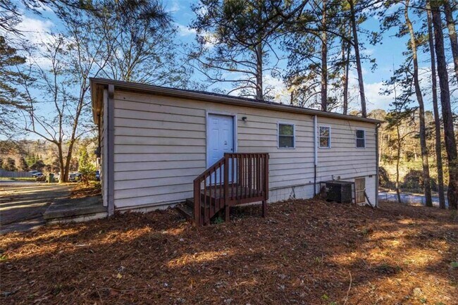 Building Photo - 2361 Swallow Cir SE