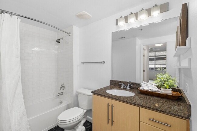 second full bathroom - 54 Rainey St