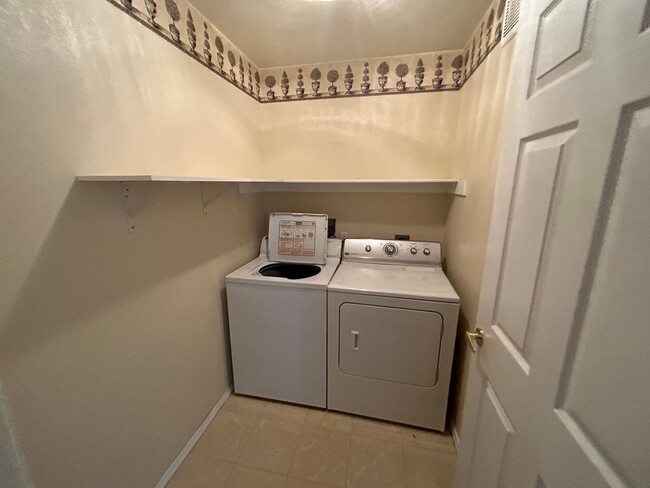 Building Photo - Nice 2 bedroom, 2 bath condo close to Fort...
