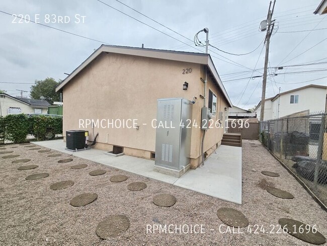 Building Photo - 220 E 83rd St