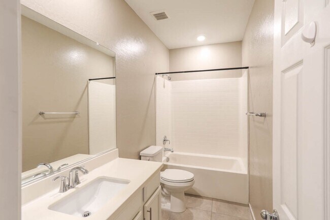 Building Photo - Beautiful Mountains Edge 3 Bedroom Townhome