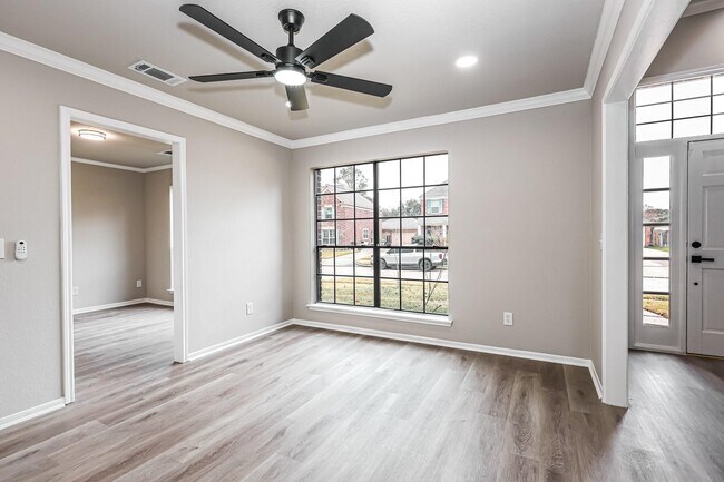 Building Photo - 18703 Evergreen Falls Dr