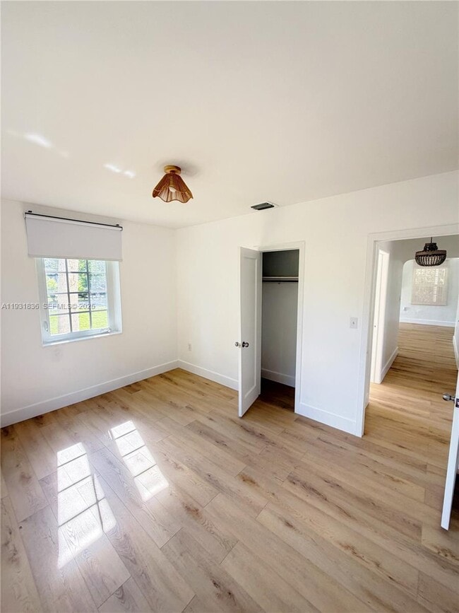 Building Photo - 1075 NE 120th St