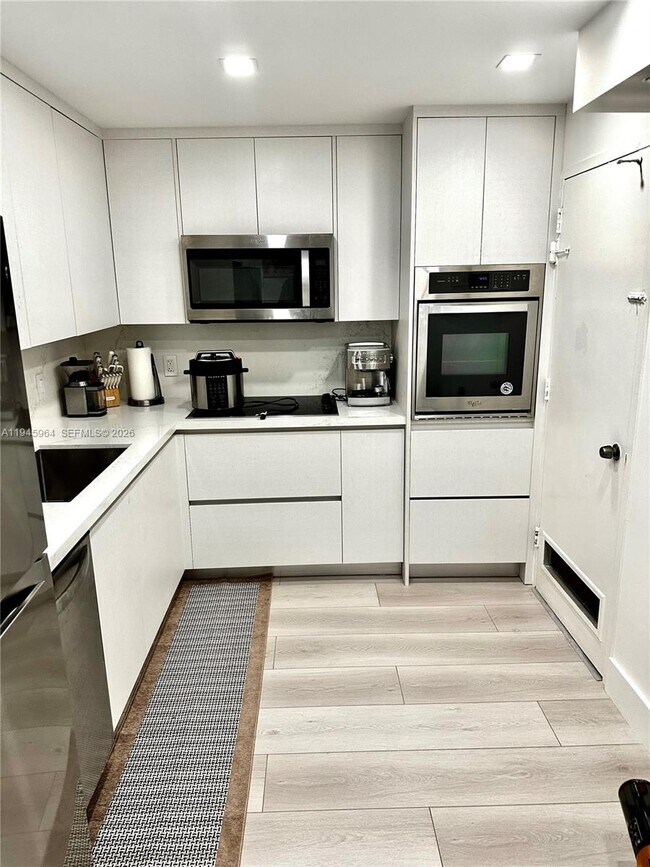 Building Photo - 400 Kings Point Dr