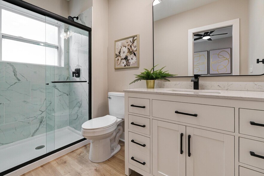 Full Bathroom - 2587 Dayton Ave