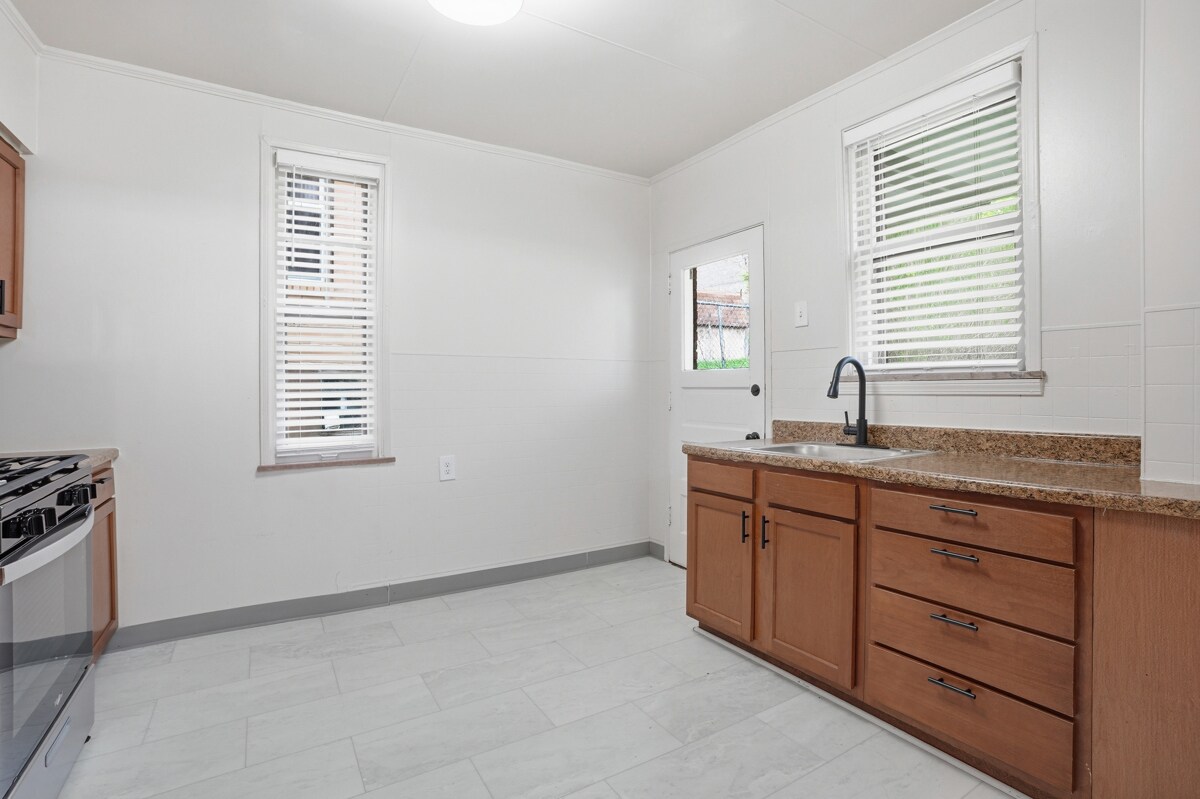 Building Photo - 107 Catskill Ave