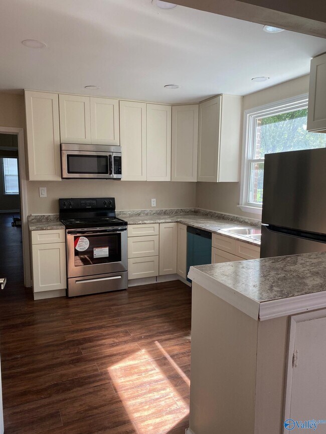 Building Photo - 3609 Lakewood Dr NW