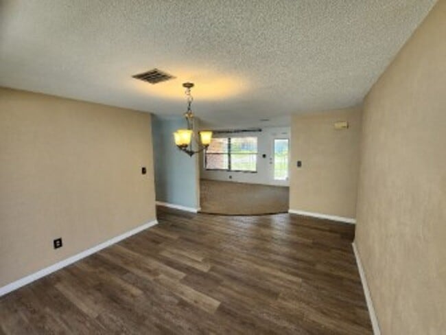 Building Photo - Beachside 3/2/1 Spacious Home