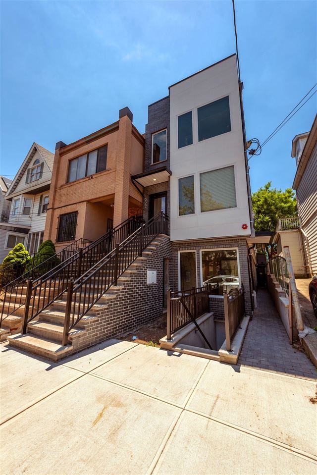 Building Photo - 827 Pavonia Ave