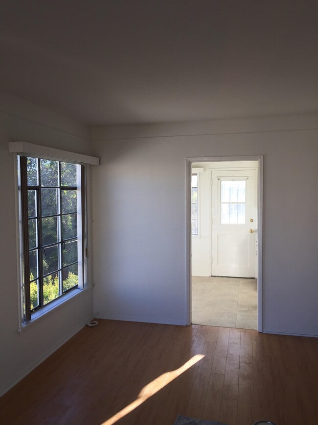 Living Room - 3857 1/2 Midway Ave
