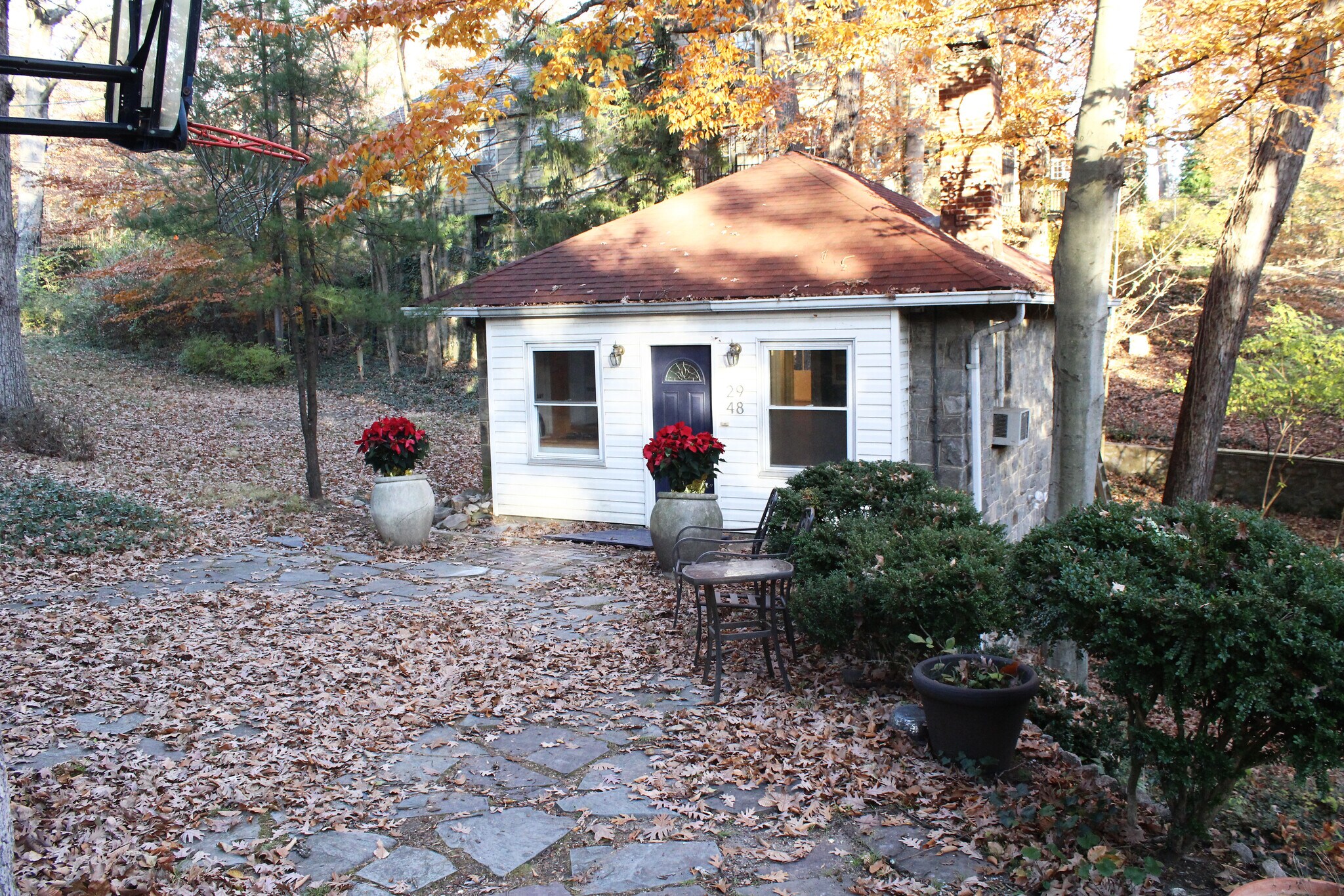 cottage and land/patio - 2948 Albemarle St NW