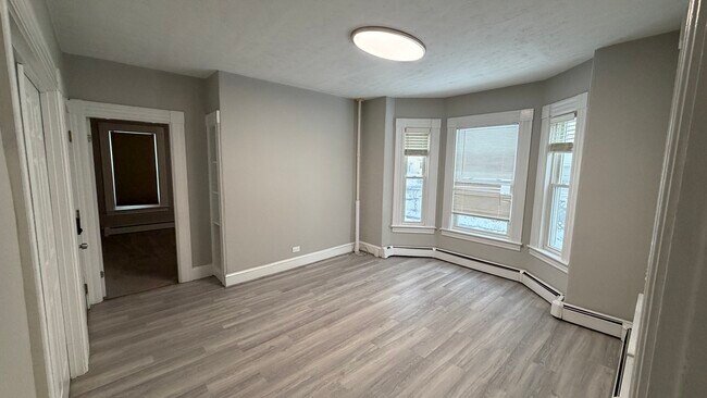 Building Photo - 554 Dubuque St