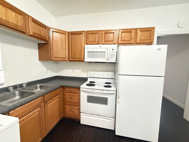 Building Photo - Charming One Bed & One Bath Duplex Unit!