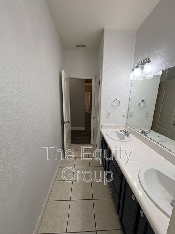 Building Photo - 6227 W Oak Ave