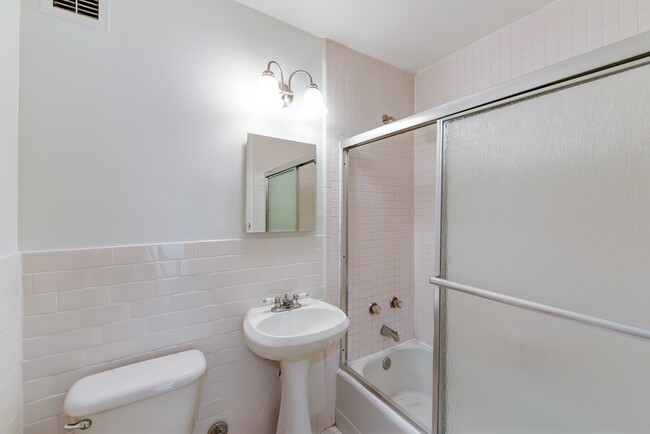 Building Photo - Spacious & Bright Studio at River Place West