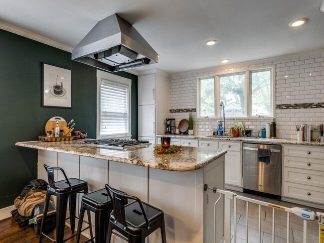 Building Photo - 6009 Ross Ave