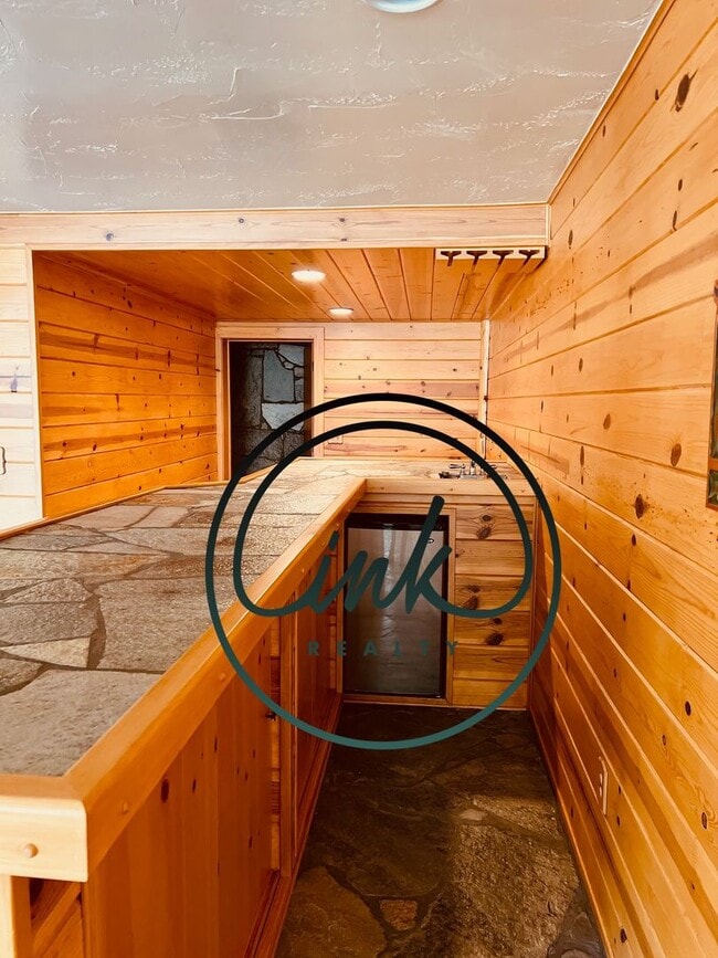 Building Photo - Charming Cabin-Style Home with Stunning To...