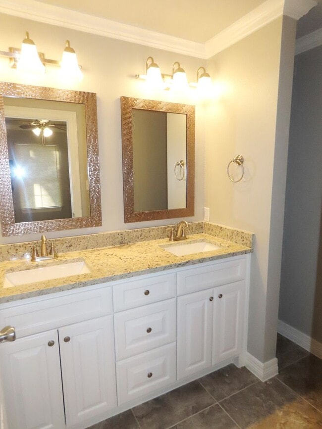 Building Photo - Beautiful 2 Bedroom, 2 Bath Duplex Near Ty...