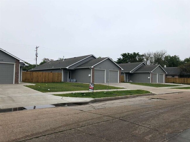 Building Photo - 2144 N Fairview Ave