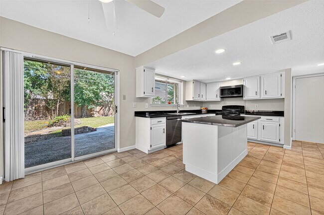 Building Photo - 813 Lakeview Dr