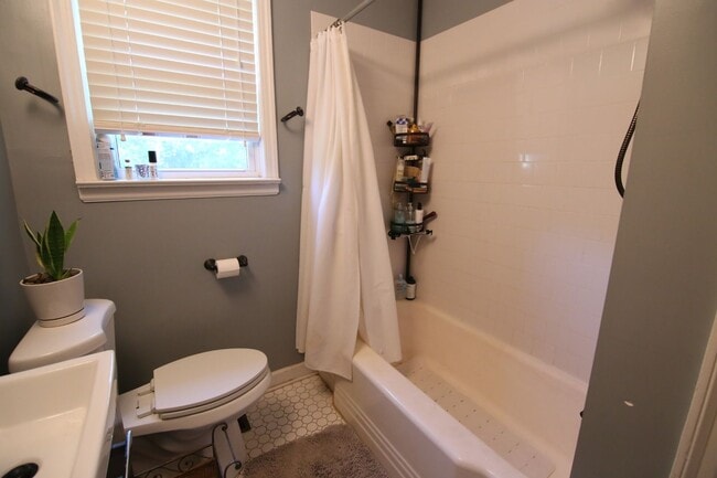Building Photo - Awesome Cottage in the Heart of Inglewood/...