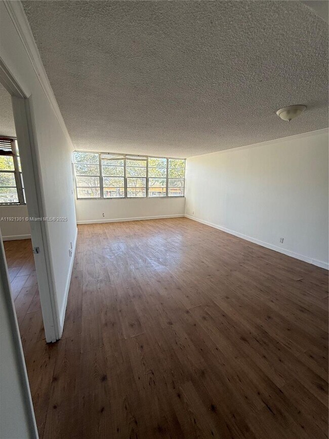 Building Photo - 2025 NE 164th St