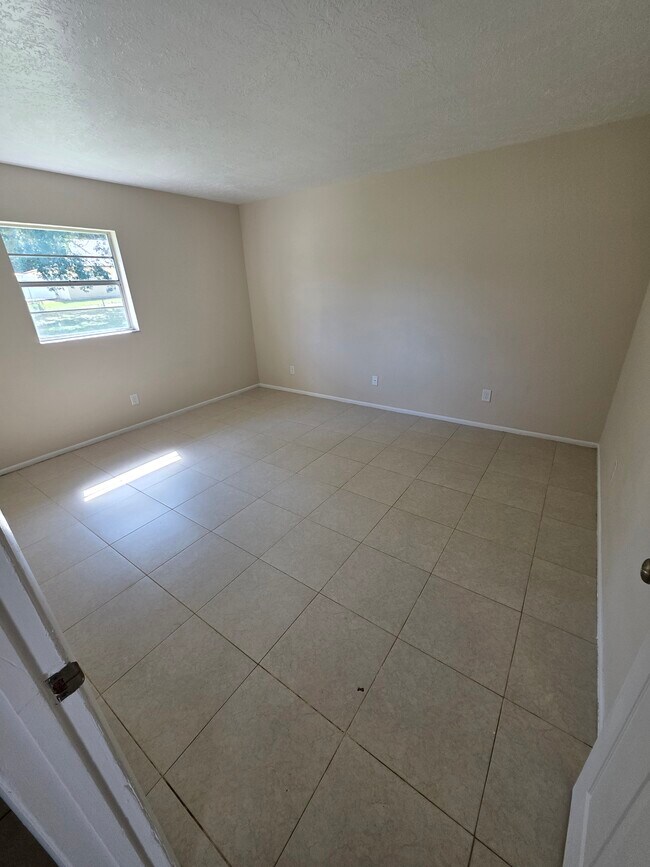 Building Photo - 5230 SE 31st St