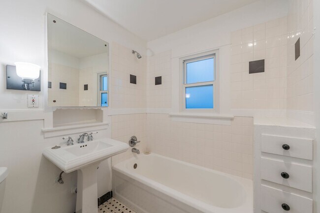 Building Photo - Classic Hermosa Beach Home!