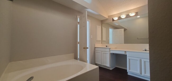 Building Photo - 132 Brookshore Dr